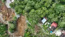 Pembukaan jalur darat dengan membersihkan jalan yang tertimbun longsor. Tampak foto udara yang diambil menggunakan drone ini menunjukkan wilayah yang terdampak longsor di Bener Meriah, Provinsi Aceh, Rabu 3 Desember 2025. (AP Photo/Syahrul Rizal)