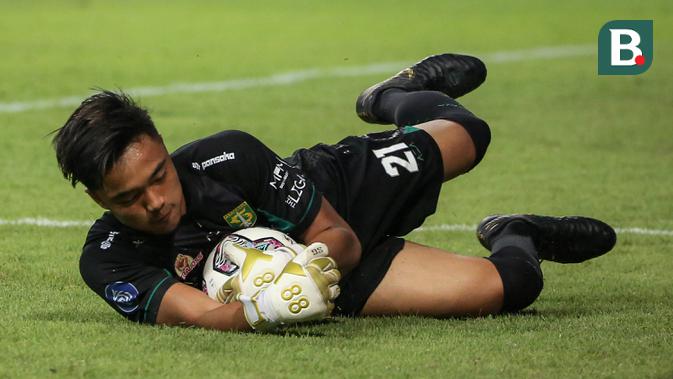 Kiper Persebaya, Ernando Ari Sutaryadi mengamankan bola saat melawan Borneo FC dalam laga pekan pertama BRI Liga 1 2021/2022 di Stadion Wibawa Mukti, Cikarang, Sabtu (04/09/2021). Persebaya kalah 1-3. (Foto: Bola.com/Bagaskara Lazuardi)