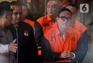 Raut wajah Wakil Menteri Ketenagakerjaan (Wamenaker) Immanuel Ebenezer atau Noel saat digiring petugas menuju ruang konferensi pers di gedung Merah Putih Komisi Pemberantasan Korupsi (KPK), Jakarta, Jumat (22/8/2025). (Liputan6.com/Helmi Fithriansyah)