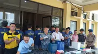 Puluhan barang bukti berupa bom ikan siap pakai yang disita oleh Ditpolairud Polda Lampung. Foto : (Istimewa).