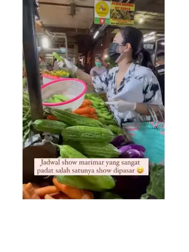 Kerap Tampil Mewah, Ini 7 Gaya Sederhana Bunga Zainal yang Curi Perhatian