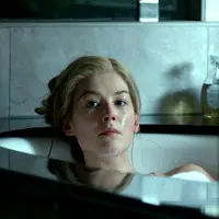 Punya pasangan tapi justru ia menghianatimu dan membuatmu terjebak dalam situasi yang misterius. Beruntunglah kalau kamu jomblo, kawan! Silakan nonton Gone Girl untuk merasa bersyukur di hari Valentine.