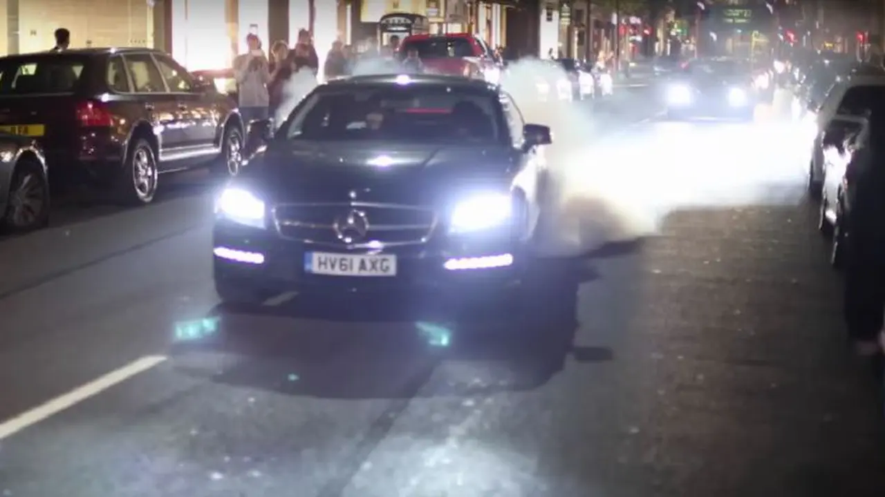 Aksi Burnout Mercedes Benz di Jalanan Bikin Resah