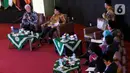 Di sisi lain, Ganjar tampak menggunakan batik perpaduan dua berwarna hitam dan putih. Sementara itu Mahfud MD menggunakan batik berwarna coklat. (Liputan6.com/Herman Zakharia)