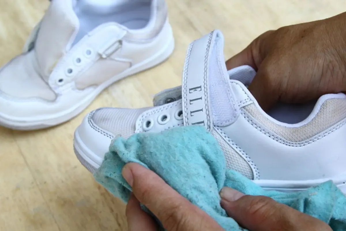 4 Cara Jaga Sneakers Putih Kamu Tetap Terlihat Seperti Baru