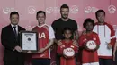 Legenda sepak bola Inggris, David Beckham, foto bersama di Stadion Soemantri Brodjonegoro, Jakarta, Minggu (25/3/2018). AIA membagikan 10.000 bola kepada akademi sepak bola di Indonesia. (Bola.com/M Iqbal Ichsan)
