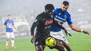 Gelandang Napoli, Andre Zambo Anguissa (kiri) berebut bola dengan striker Sampdoria, Mehdi Leris dalam laga Serie A Liga Italia 2022/2023 di Luigi-Ferraris Stadium, Genoa (8/1/2023). Pemain asal Kamerun yang membela Napoli sejak awal musim 2022/2023 memiliki nilai pasar 38 juta euro atau setara Rp619 miliar. (AFP/Andreas Solaro)