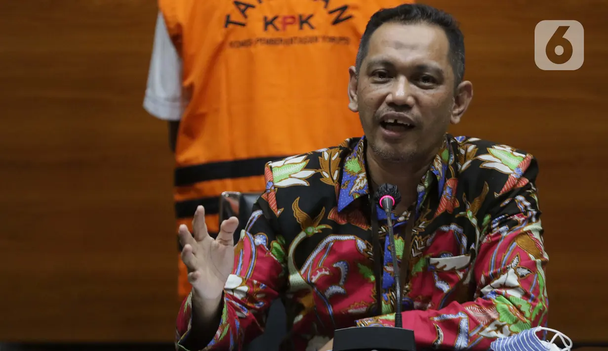 Wakil Ketua KPK, Nurul Ghufron memberi keterangan terkait penahanan mantan Dirut Perumda Pembangunan Sarana Jaya, Yoory C Pinontoan di Gedung KPK, Jakarta, Kamis (27/5/2021). Yoory merupakan tersangka dugaan korupsi pengadaan tanah pembangunan rumah DP Rp 0,-. (Liputan6.com/Helmi Fithriansyah)