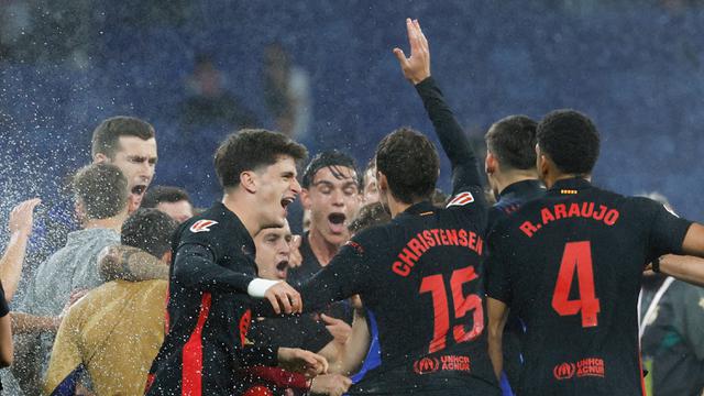 Foto: Momen Espanyol Redam Pesta Juara Barcelona, Pemain Barca Bubar Disemprot Air Penyiram Rumput