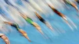 Para perenang saat start nomor 200m gaya ganti putri Kejuaraan Dunia Akuatik 2015 di Kazan, Rusia. (2/8/2015). (Reuters/Stefan Wermuth)