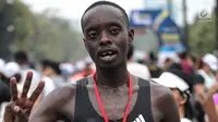 Pelari kenya Bernard Mwendia Muthoni usai menyelesaikan lari Full Marathon dalam Jakarta Marathon 2018 di GBK, Jakarta, Minggu (28/10). Bernard berhasil sampai finish kategori Full Marathon dalam catatan waktu 02:19:10. (Liputan6.com/Faizal Fanani)