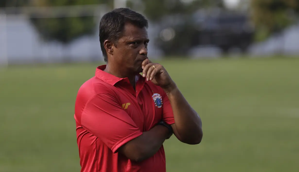 Pelatih Persija Jakarta, Sergio Farias, melakukan latihan di Lapangan Sutasoma, Jakarta, Rabu(28/1/2020). Gelandang Timnas Indonesia ini menjalani latihan terpisah karena masih pemulihan cedera. (Bola.com/M Iqbal Ichsan)