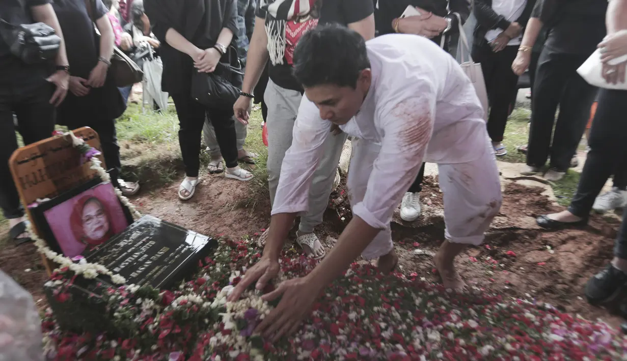 Ibunda Vino G Bastian meninggal dunia. (Budy Santoso/© KapanLagi.com)