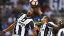 Duel antara pemain Inter Milan dan Juventus dalam laga pekan keempat Serie A di Stadion Giuseppe Meazza, Minggu (18/9/2016) malam WIB. (AFP/Marco Bertorello)