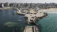 Pemandangan dari udara memperlihatkan tenda-tenda yang menampung pengungsi Palestina di kawasan yang rusak akibat perang di sekitar pelabuhan Kota Gaza pada 20 Oktober 2025, selama gencatan senjata yang dimediasi oleh Amerika Serikat antara Israel dan faksi-faksi Palestina. (Foto oleh AFP)