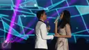 Dua penyanyi muda berbakat, Afgansyah Reza dan Raisa, berkolaborasi dalam lagu berjudul Percayalah pada malam puncak HUT 26 SCTV di Istora Senayan, Jakarta, Rabu (24/8). Afgan dan Raisa tampil dengan begitu menyentuh. (Liputan6.com/Herman Zakharia)