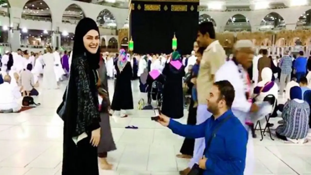 Wartawan Turki TV melamar sang kekasih di depan Kakbah, Mekah. (Saudi Gazette)