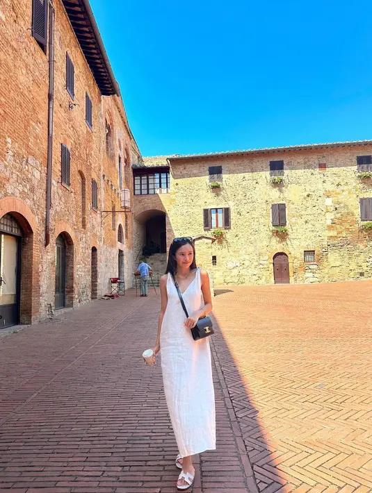 Beby Tsabina tampil chic dengan sebuah dress simpel berwarna putih, tanpa lengan. [Foto: Instagram/bebytsabina]