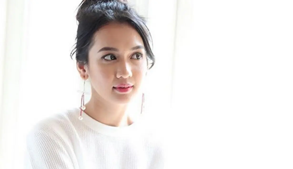 Dea Anissa, belum lama ini mengalami musibah yang cukup menyedihkan. Ia kehilangan barang berharganya berupa kamera yang memiliki nilai hingga ratusan juta rupiah. Alhasil, ia pun membawanya ke ranah hukum. (Instagram/deaaannisa)