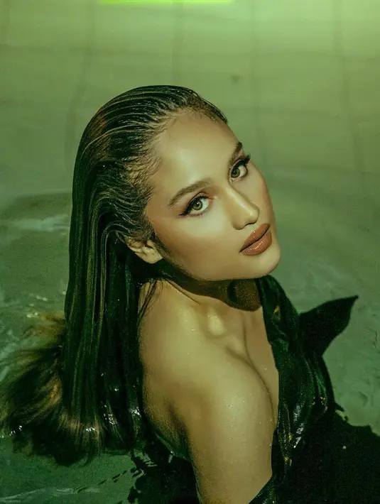 Dengan gaun off shoulder, Cinta Laura terlihat begitu seksi menawan. Rambutnya yang diarahkah ke belakang semakin membuat dirinya terlihat sensual. (Foto: instagram.com/claurakiehl)