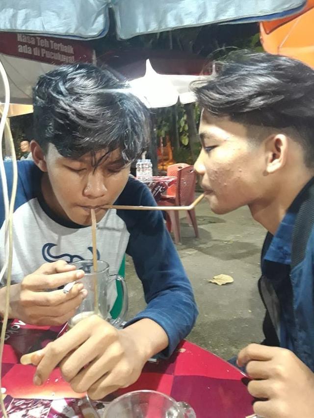 6 Momen Persahabatan Dua Orang Ini Gokil, Absurd Bersama-sama