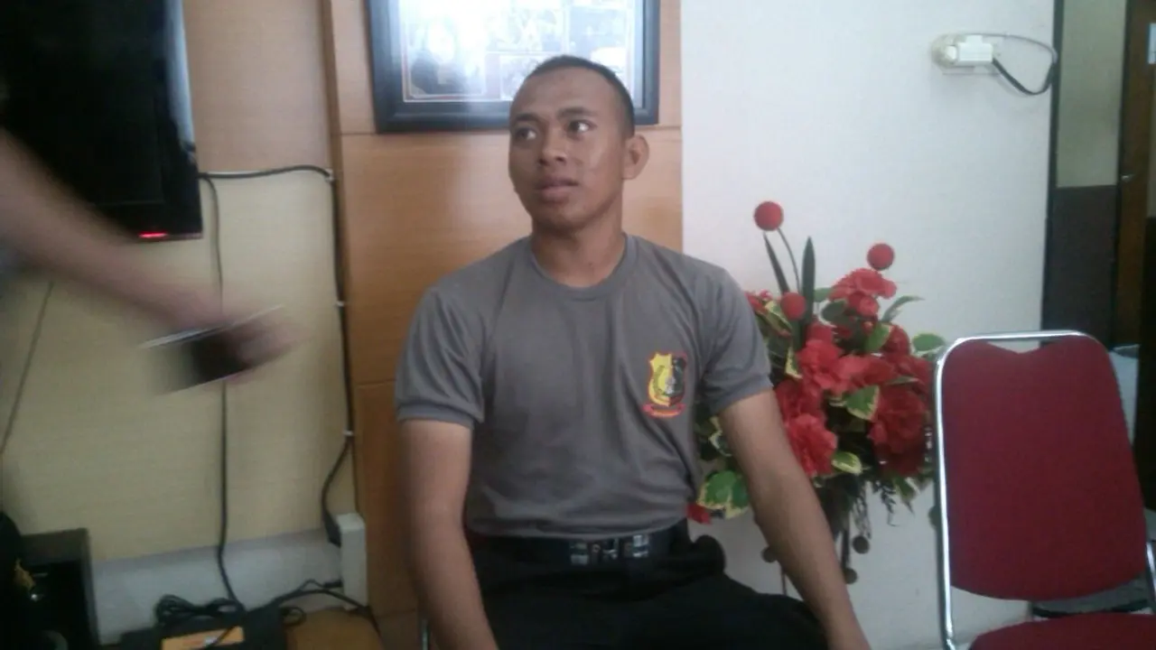 Pramuka dan Bripda Taufik Polisi Beratap Bekas Kandang Sapi