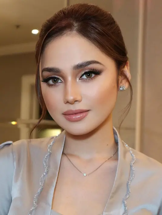 Lagi, tampilan bak boneka hidup, Syifa Hadju tampil super cantik dan flawless dengan makeup ini. Makeup ini bernuansa kecokelatan yang lembut dan menonjolkan area matanya menjadi lebih tajam. [Foto: Instagram/syifahadju]