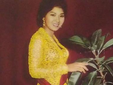 Mengawali karier sejak 1953, legenda di dunia musik dan perfilman Tanah Air ini masih bersinar hingga kini. Karya-karyanya juga telah dinikmati banyak generasi. Kiprahnya di dunia entertainment pun menjadi inspirasi bagi banyak artis muda pendatang baru. (Liputan6.com/IG/@titiekpuspa_official)