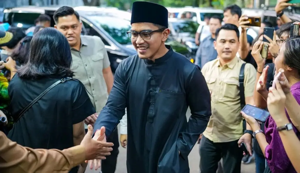 <p>Penampilan Kaesang Pangarep yang tak biasa menjadi perbincangan tersendiri oleh warganet. Salah satu komentar yang menggelitik "Pulang teraweh langsung ngacir ini mah". [@psi_id]</p>
