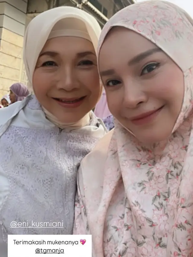 Wajah Selebritis dengan Riasan Wajah Minimalis saat Mengenakan Mukena Sholat Ied 2025.