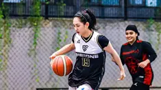 Selain berbakat menjadi artis, Harini Sondakh juga sangat berbakat di bidang olahraga. Pernah menjadi atlet basket, olahraga satu ini tentunya menjadi olahraga favorit Harini Sondakh untuk melepas penat setelah padat beraktivitas. Selain bisa menyalurkan hobi, olahraga satu ini juga membuat tubuh Harini kembali bugar. (Liputan6/IG/@harinisondakh)