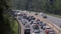 Ribuan kendaraan dari arah Bandung menuju ke Jakarta mengalir tanpa henti sehingga kendaraan berjalan merayap.