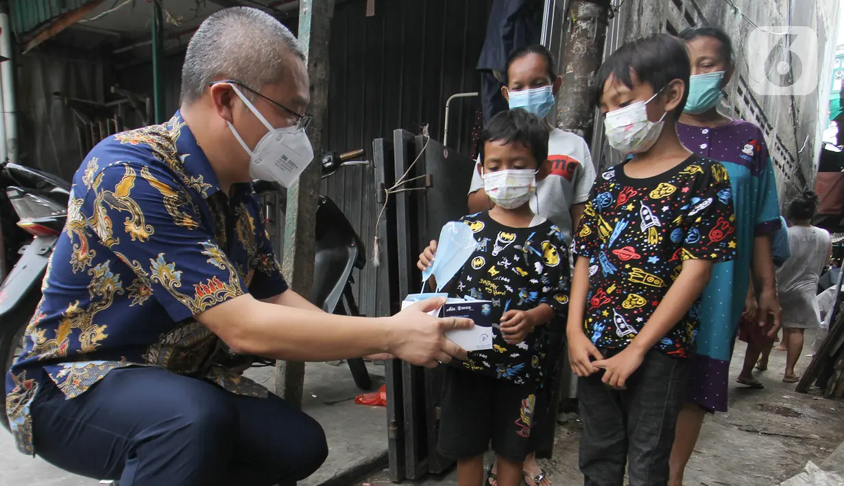 AICE Group membagikan 500 ribu masker medis yang disebar di Jabodetabek, Bandung, Semarang, Solo, Yogyakarta dan Surabaya untuk menekan penyebaran virus Covid-19. Distribusi yang bekerjasama KSP dengan AICE Group agar masyarakat dapat memperoleh masker medis berkualitas. (Liputan6.com/Pool)