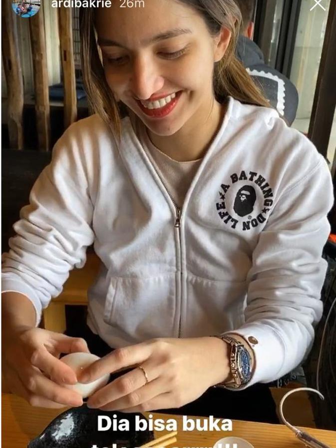 Nia Ramadhani saat memecahkan telur (Instagram)
