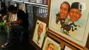 Seniman lukis mengerjakan order jasa lukis di kawasan Blok M Square, Jakarta Selatan, Sabtu (8/2/2020). Untuk satu wajah, mereka membanderol harga mulai dari Rp 400.000 untuk BW dan Rp 600.000 untuk full clour berukuran 2R. (Liputan6.com/Johan Tallo)