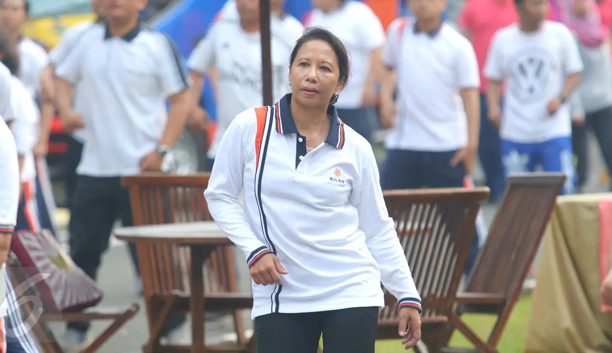 Menteri BUMN Rini Soemarno bersama ratusan pegawai ketika mengikuti senam ceria di Kantor Perum Bulog, Jakarta, Jumat (2/9). Senam bersama ini mengawali kegiatan kampanye daging kerbau sebagai pengganti daging sapi. (Liputan6.com/Angga Yuniar)