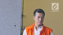 Raut wajah Komisaris PT Media Bangun Bersama Khairudin usai menjalani pemeriksaan di Gedung KPK, Jakarta, Kamis (1/2). Kahirudin dan Rita Widyasari diduga telah membelanjakan penerimaan hasil gratifikasinya. (Liputan6.com/Herman Zakharia)