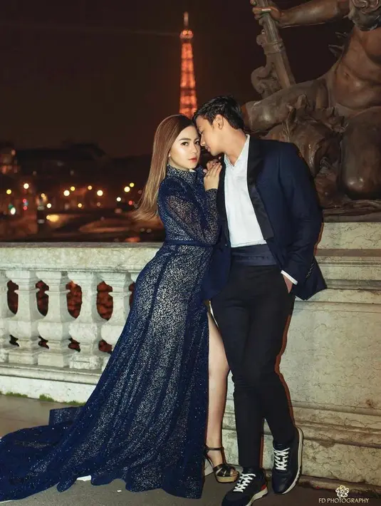 Felicya Angelista mengenakan dress dengan detail slit yang memperlihatkan kaki jenjangnya. Secara keseluruhan, gaun ini juga berdetail brokat. (Instagram/fdphotography90).