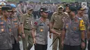 Kapolda Metro Jaya, Irjen Pol Idham Azis (tengah) usai memimpin apel kesiapan pengamanan malam pergantian tahun di kawasan Silang Monas, Jakarta, Senin (31/12). Apel diikuti semua unsur pengamanan. (Liputan6.com/Helmi Fithriansyah)