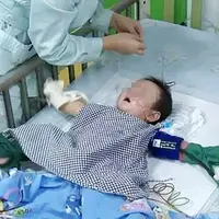 Hanya karena anaknya perempuan, dia tega menyuapi bayi ini air raksa. 