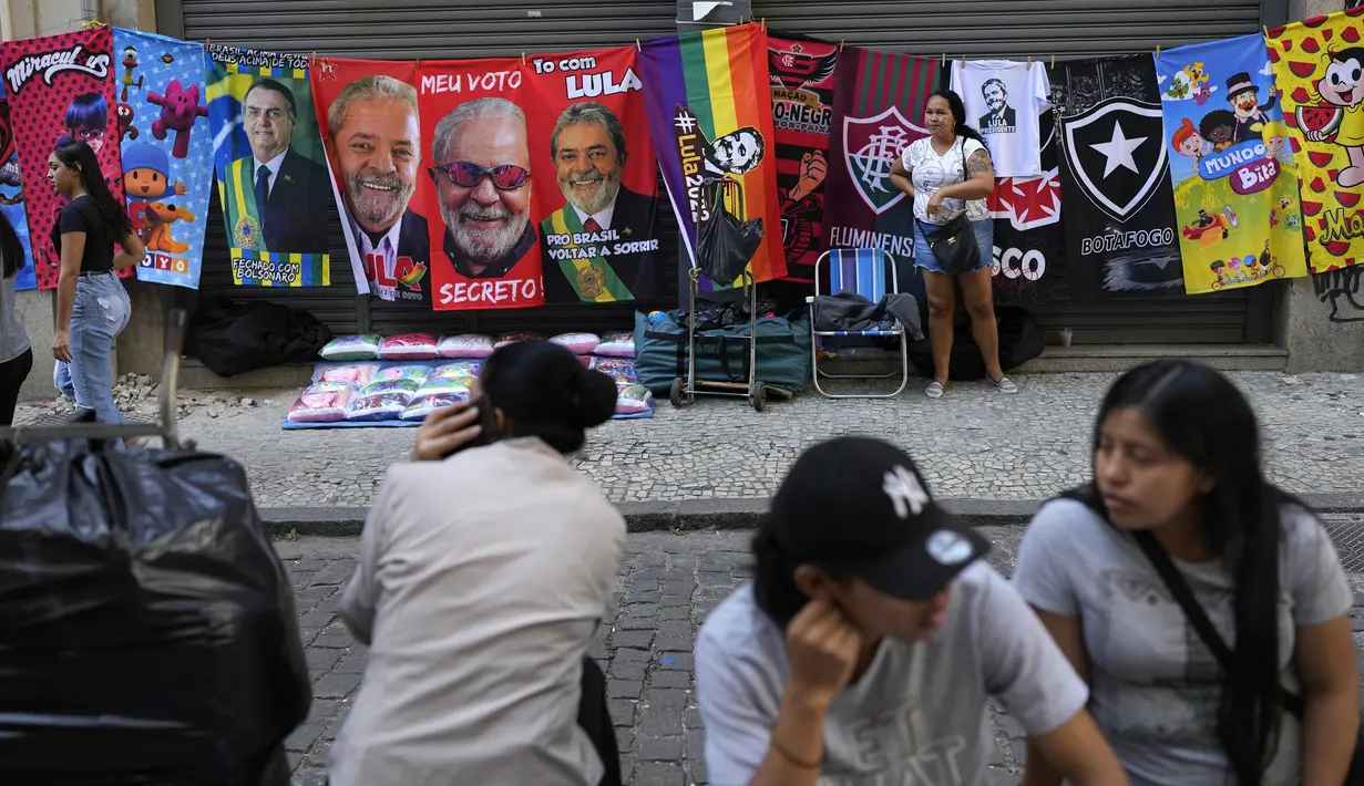 Handuk bergambar Presiden Brasil Jair Bolsonaro dan mantan Presiden Brasil Luiz Inacio da Silva atau Lula digantung untuk dijual menjelang pemilihan umum presiden di Rio de Janeiro, Brasil, 27 Juli 2022. Pemilihan umum presiden mempertemukan dua kandidat, yakni petahana Jair Bolsonaro dan Luiz Inacio da Silva. (AP Photo/Silvia Izquierdo)