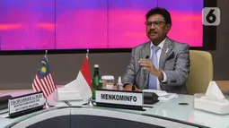 Menteri Komunikasi dan Informatika Johnny G Plate saat melakukan pertemuan bilateral dengan Menteri Komunikasi dan Multimedia Malaysia Tan Sri Annuar Musa di Kantor Kementerian Kominfo, Jakarta, Jumat (19/8/2022). Dalam pertemuan bilateral tersebut kedua menteri mendiskusikan berbagai hal termasuk infrastruktur dan tata kelola ruang digital. (Liputan6.com/Johan Tallo)