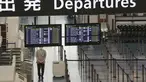 Aktivitas lobi keberangkatan Bandara Internasional Haneda sepi akibat virus corona di Tokyo, Senin (28/12/2020). Jepang untuk sementara waktu melarang semua pendatang asing yang bukan penduduk masuk sebagai bentuk antisipasi varian baru COVID-19 hingga akhir Januari 2021. (AP Photo/Koji Sasahara)