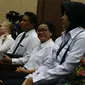 Terdakwa pemberi keterangan palsu dalam sidang korupsi e-KTP, Miryam S Haryani menunggu dimulainya sidang perdana di Pengadilan Tipikor, Kamis (13/7). Agenda perdana mendengarkan dakwaan dari jaksa penuntut umum KPK. (Liputan6.com/Helmi Afandi)