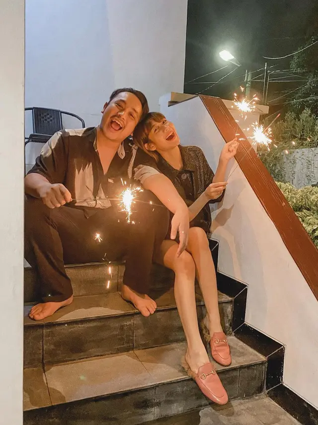 Gilang Dirga Positif COVID-19, Ini 6 Potret Perubahan Penampilannya dengan Kumis