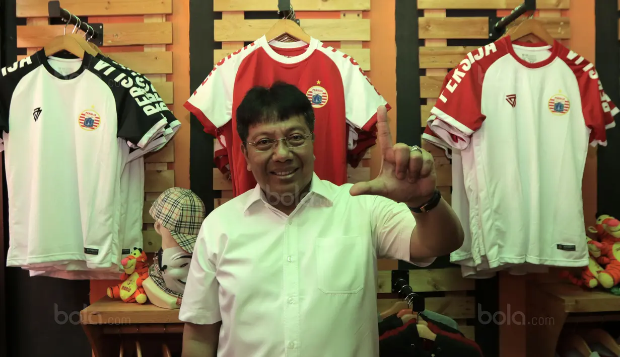 Presiden Persija Jakarta, Gede Widiade melakukan sesi foto pada salah satu gerai The Jakmania di Percetakan Negara, Selasa (12/9/2017). Persija dan The Jakmania resmi meluncurkan 43 store di Jabodetabek. (Bola.com/Nicklas Hanoatubun)