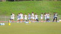 Laga kedua timnas akan digelar di 7000th Anniversary Stadium, Chiangmai, Thailand, Senin (8/12/2025) pukul 18.00 WIB. Tampak dalam foto, pemain Tim Nasional (Timnas) Indonesia U-22 melakukan sesi latihan di Rajamangala University of Technology Lanna Stadium, Doi Saket, Chiang Mai pada Minggu (7/12/2025) sore waktu setempat. (Bola.com/Bagaskara Lazuardi)