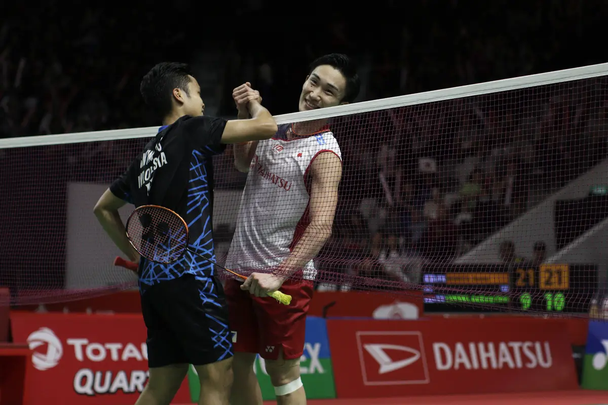 Tunggal putra Indonesia, Anthony Ginting, bersalaman dengan tunggal Jepang, Kento Momota. (Bola.com/Yoppy Renato)