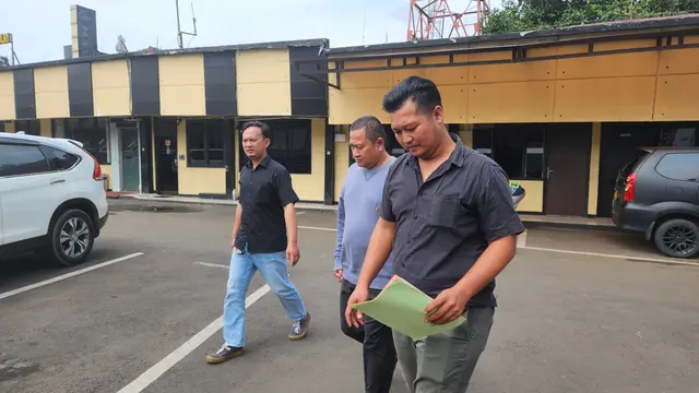 Oknum anggota DPRD Kota Depok tersangka dugaan asusila anak di bawah umur berinisial RK saat di bawa ke Polres Metro Depok.