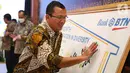 Direktur Utama Bank BTN Haru Koesmahargyo membubuhkan cap telapak tangan pada acara Halal Bihalal Bank BTN dengan Stakeholder dari Asosiasi Pengembang, Kementerian PUPR, Kementerian Keuangan, BP Tapera dan PT Sarana Multigriya Finansial (SMF) di Jakarta, Rabu (11/5/2022). Pembubuhan cap telapak tangan merupakan simbolik dari komitmen Bank BTN dan stakeholder dalam berkolaborasi membangun rumah rakyat dengan tema "Growth Through Collaboration in Diversity”. (Liputan6.com/HO/BTN)